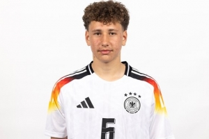 德媒：拜仁签下德国U15国脚齐格拉尔，合同期限至2028年