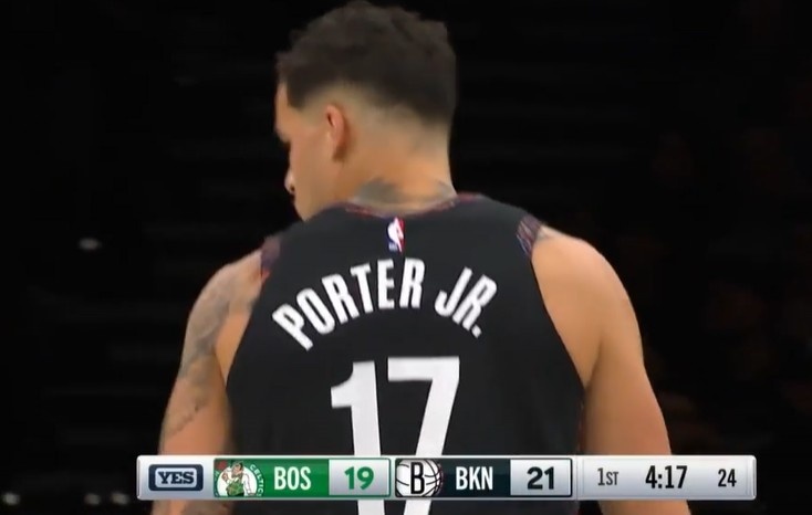 雷速官网-真是自信！小迈克尔·波特踩着logo坚决出手 加长三分空心命中！